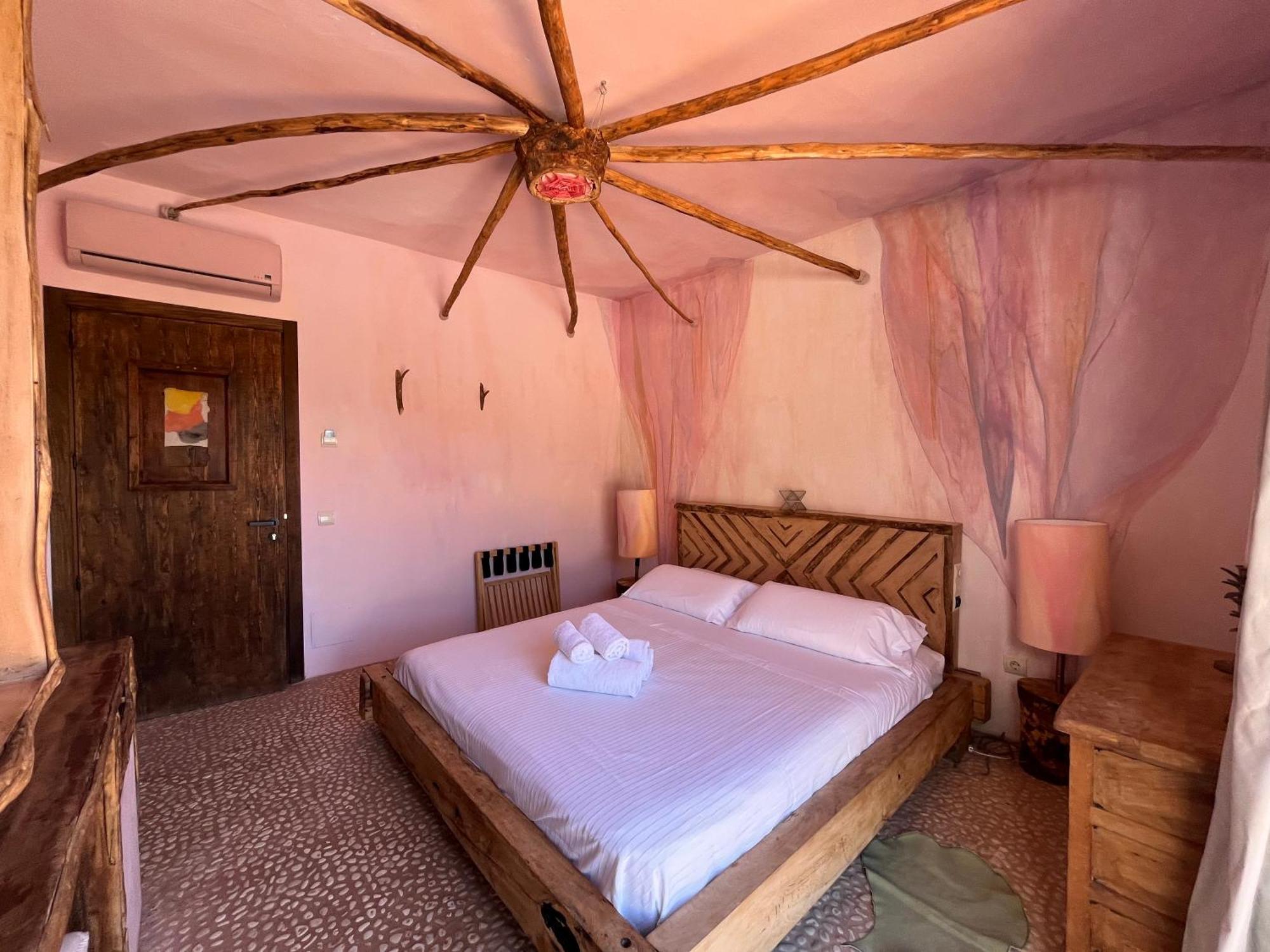 Boutique Hostal La Curandera De Salinas Sant Francesc de s'Estany Eksteriør billede
